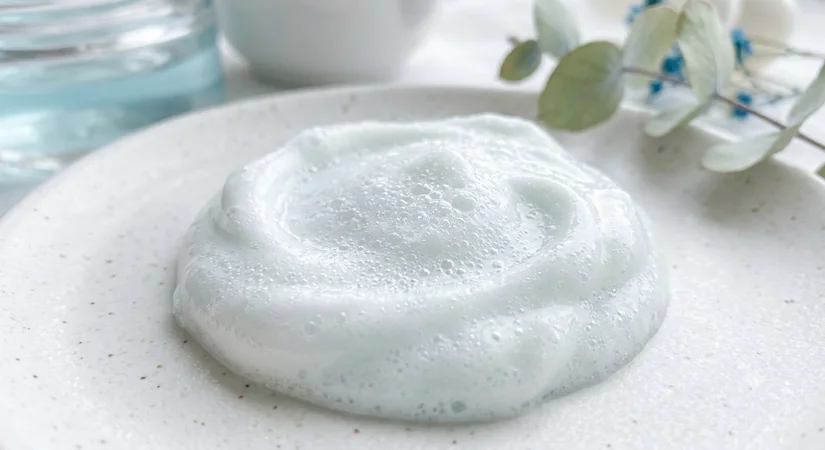 Textura cremosa del limpiador facial La Roche-Posay con burbujas finas
